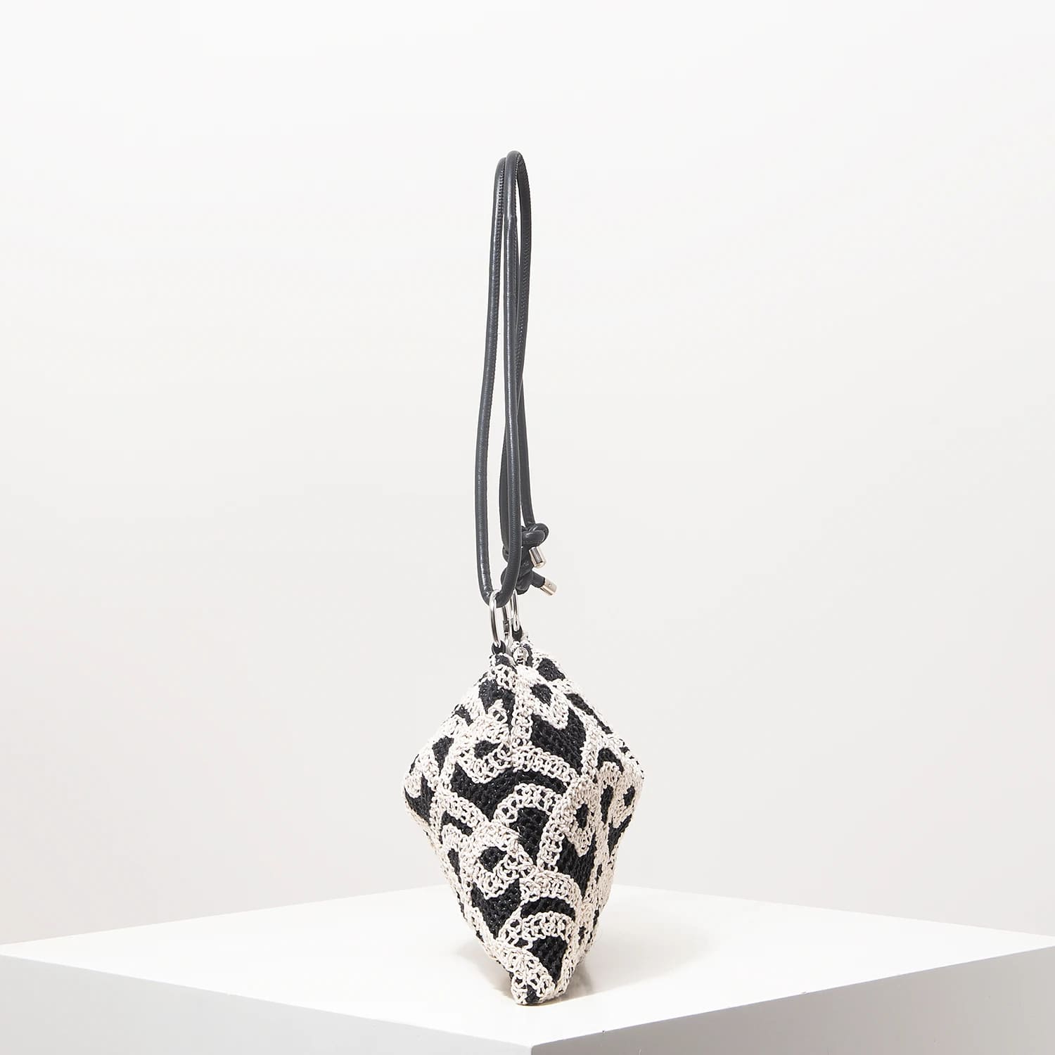 bolsa-de-croche-preta-el-nido-02