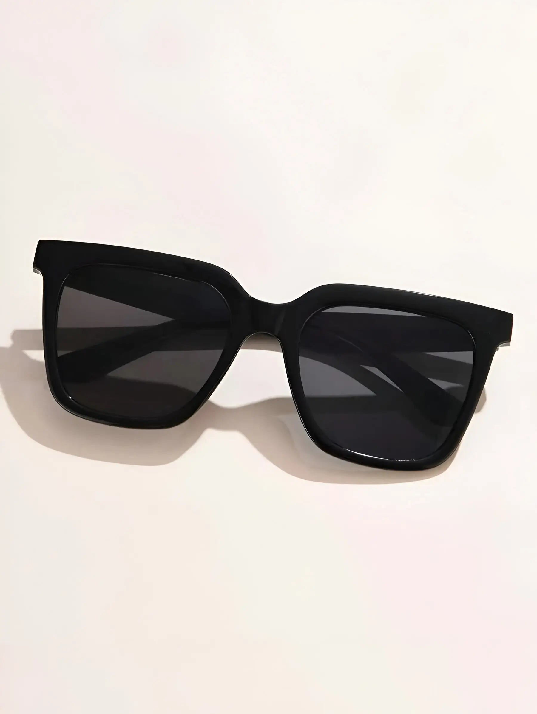 Óculos-De-Sol-Preto-Quadrado-03