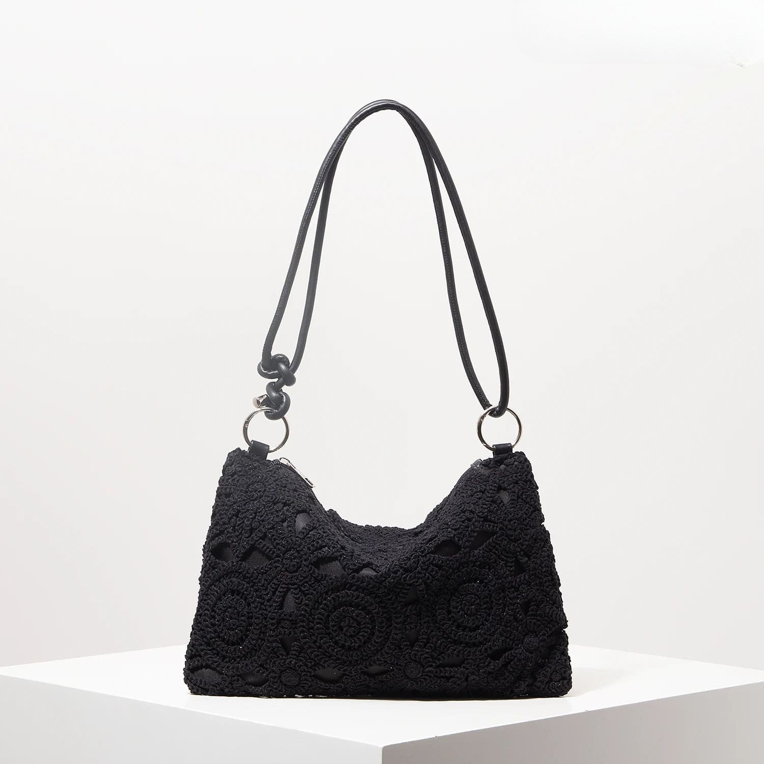bolsa-de-croche-preta-el-nido-01